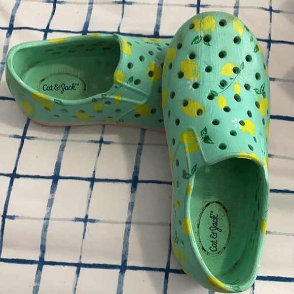 Cat & Jack slip on shoes - Picture 2 of 4